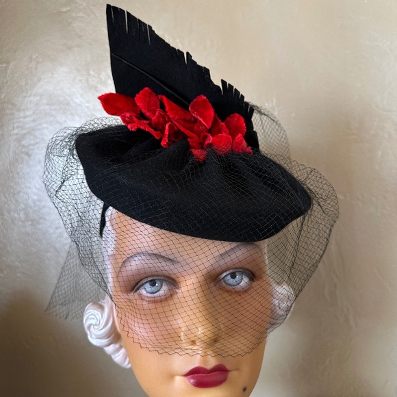 DAZZLING 1940s\' BLACK FELT TILT HAT - FELT \